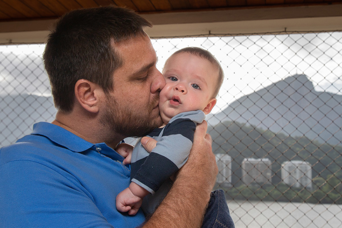 pai beijando Eduardo com o Corcovado ao fundo - Rio de Janeiro - RJ.