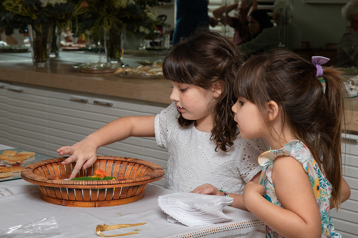 meninas pegando salgadinho na mesa no batizado do Eduardo - cidade do Rio de Janeiro - RJ.