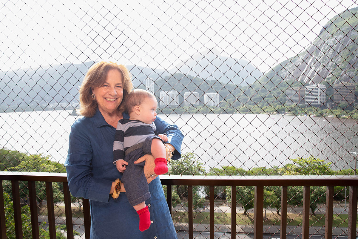 avó com o Eduardo na varanda vista para a Lagoa Rodrigo de Freitas - Rio de Janeiro - RJ.