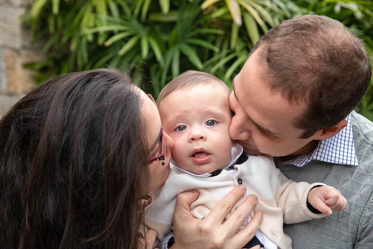 Eduardo no colo dos padrinhos: Batizado na Igreja de Santa Ignez, Gávea, Rio de Janeiro.