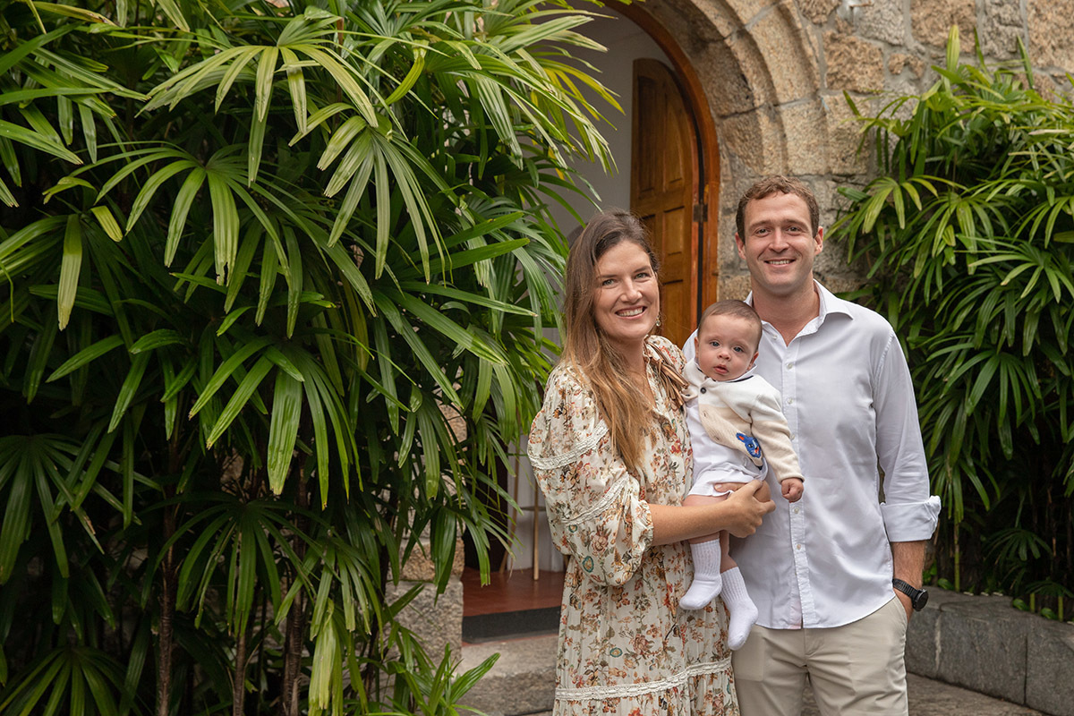 Eduardo no colo dos padrinhos: Batizado na Igreja de Santa Ignez, Gávea, Rio de Janeiro.