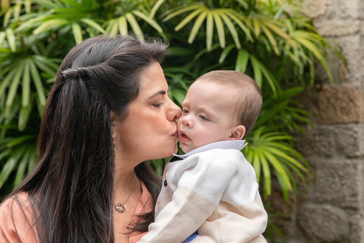 Eduardo no colo da mãe: Batizado na Igreja de Santa Ignez, Gávea, Rio de Janeiro.