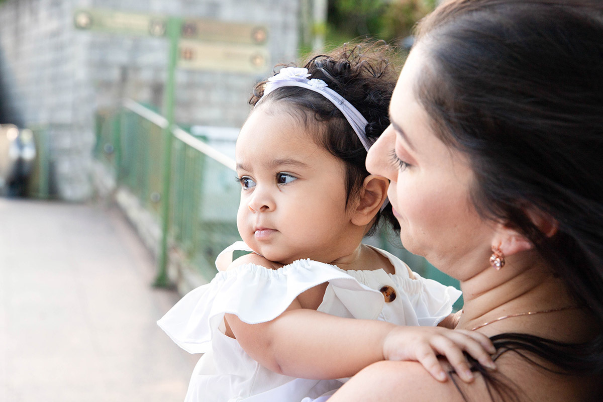 Batizado da Maria Cecília: Larissa com a Maria Cecília no Corcovado, no Rio de Janeiro.