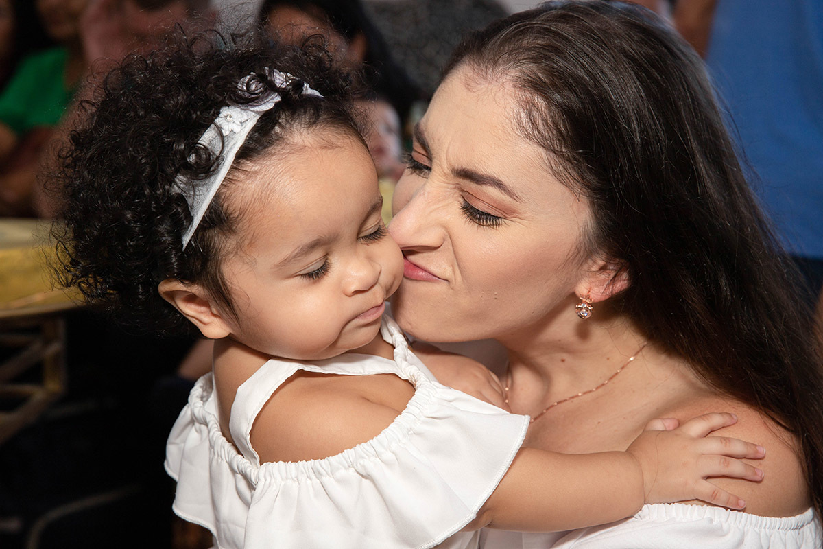 Batizado da Maria Cecília: Larissa com a Maria Cecília na capela do  Corcovado, no Rio de Janeiro.