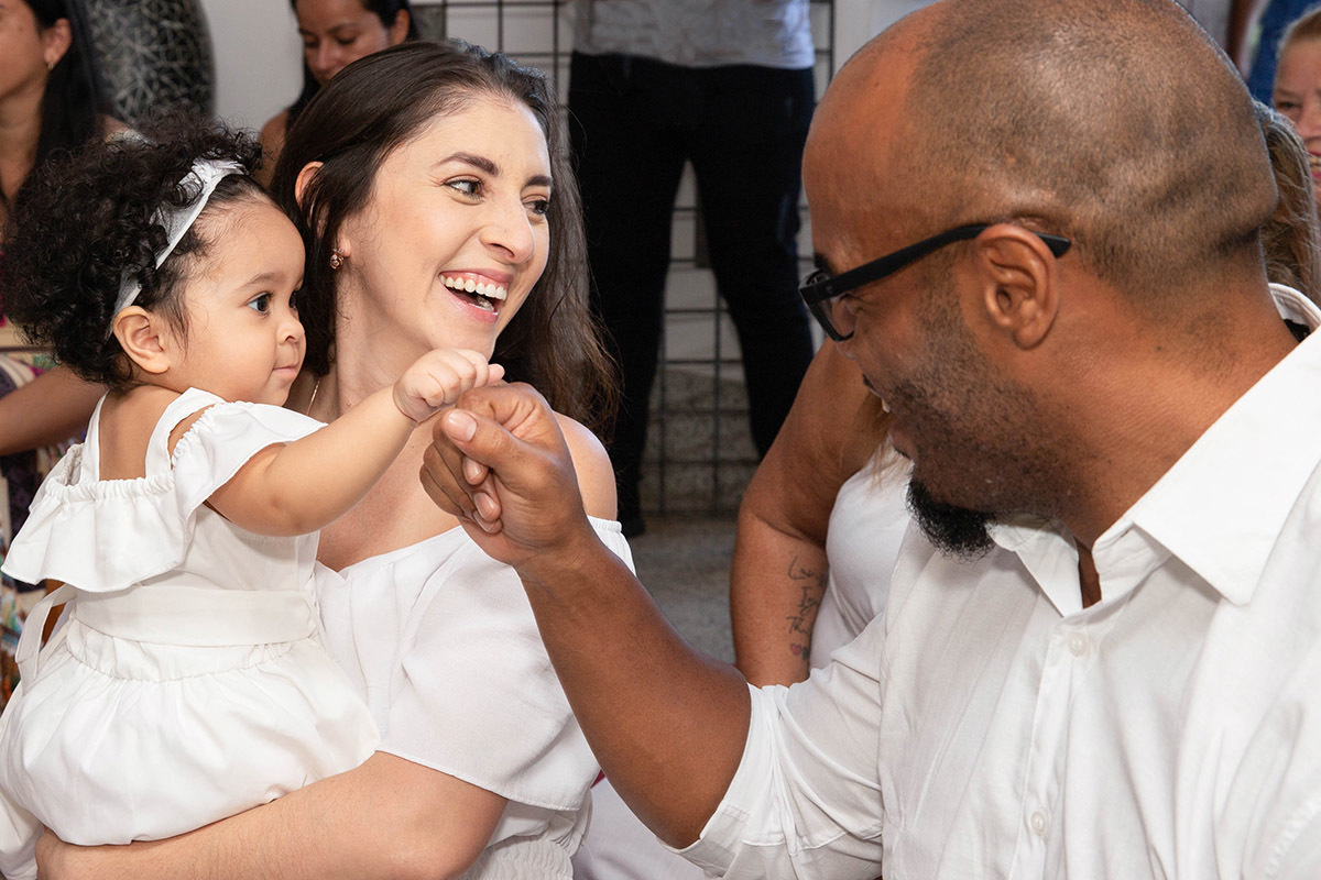 Batizado da Maria Cecília: Larissa com a Maria Cecília e Estevam na capela do  Corcovado, no Rio de Janeiro.