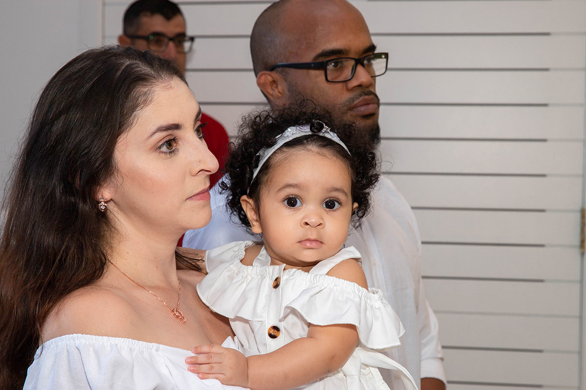 Batizado da Maria Cecília: Larissa com a Maria Cecília durante a cerimônia na capela do  Corcovado, no Rio de Janeiro.