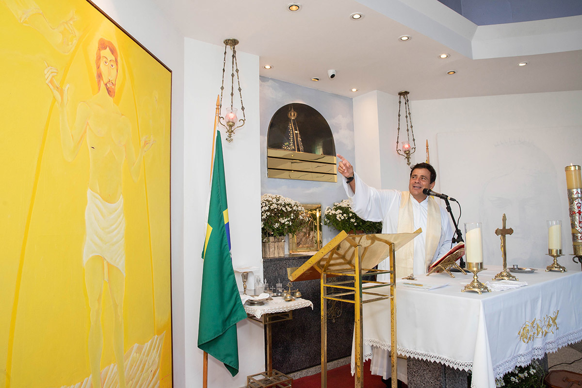 Batizado da Maria Cecília: padre durante a cerimônia na capela do  Corcovado, no Rio de Janeiro.