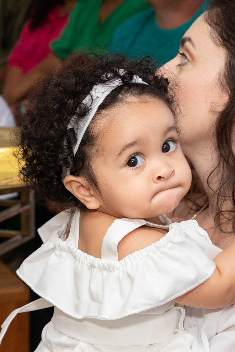 Batizado da Maria Cecília: Larissa com a Maria Cecília durante a cerimônia na capela do  Corcovado, no Rio de Janeiro.