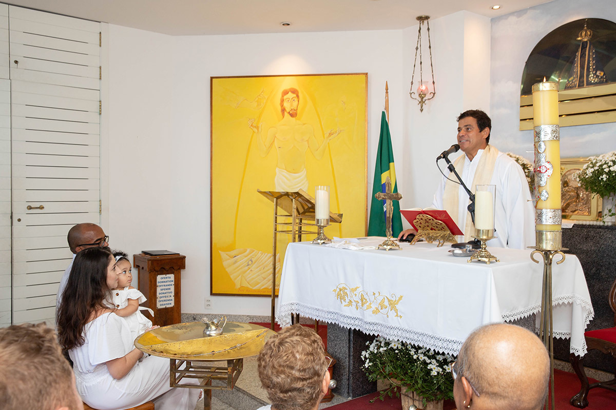 Batizado da Maria Cecília: Família e padre durante a cerimônia na capela do  Corcovado, no Rio de Janeiro.