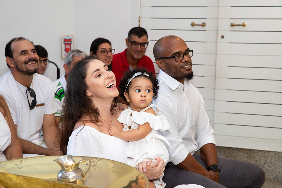 Batizado da Maria Cecília: Família e padre durante a cerimônia na capela do  Corcovado, no Rio de Janeiro.
