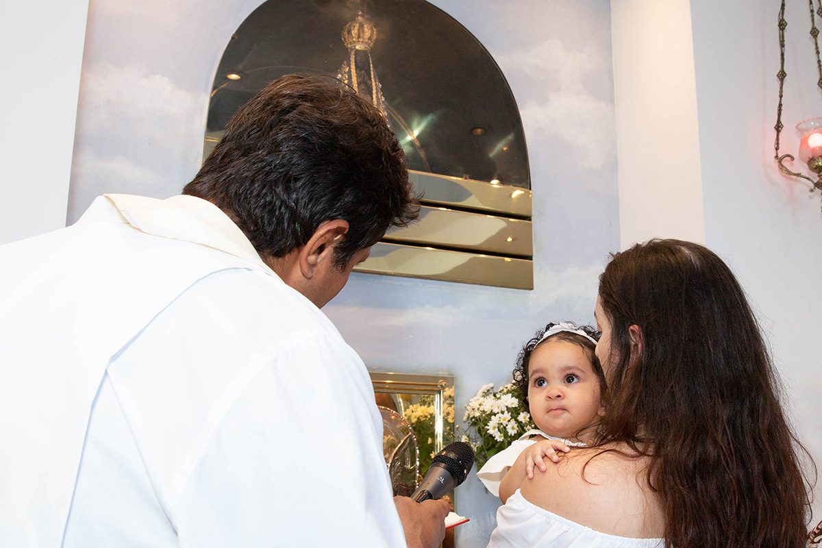 Batizado da Maria Cecília: Larissa e padre com a Maria Cecília durante a cerimônia na capela do  Corcovado, no Rio de Janeiro.