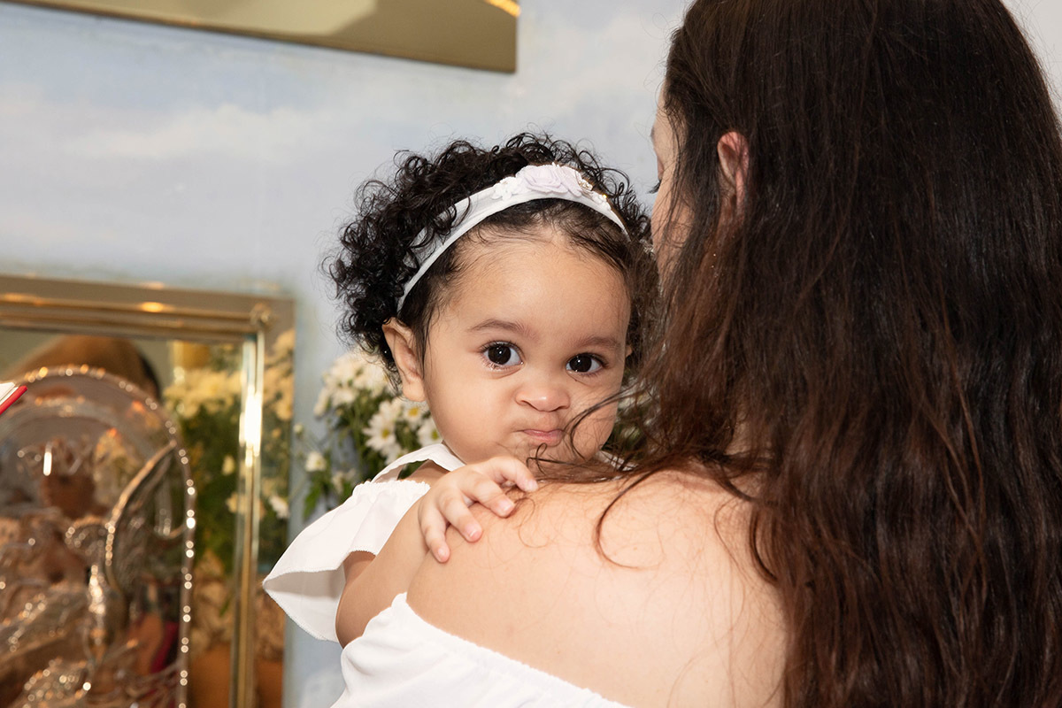 Batizado da Maria Cecília: Larissa com a Maria Cecília durante a cerimônia na capela do  Corcovado, no Rio de Janeiro.