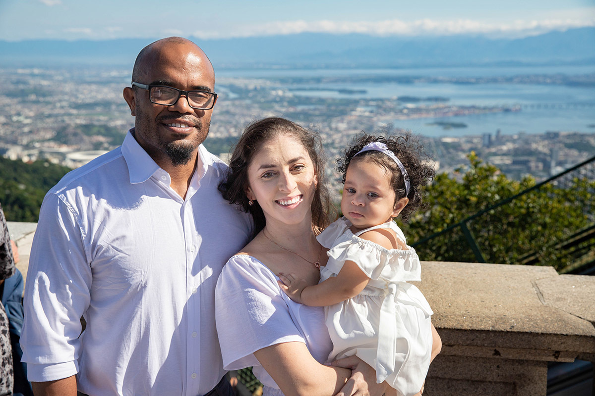 Batizado da Maria Cecília: Larissa com a Maria Cecília no  Corcovado, no Rio de Janeiro.