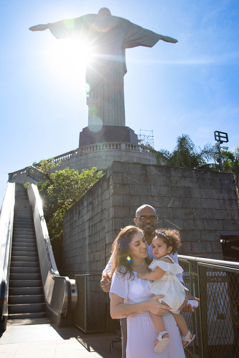Batizado da Maria Cecília: Larissa com a Maria Cecília em frente ao Cristo Redentor no  Corcovado, no Rio de Janeiro.