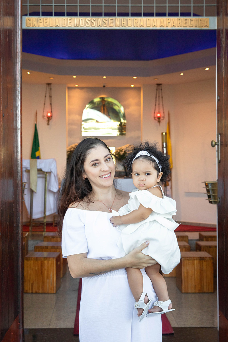 Batizado da Maria Cecília: Larissa com a Maria Cecília em frente a capela do  Corcovado, no Rio de Janeiro.