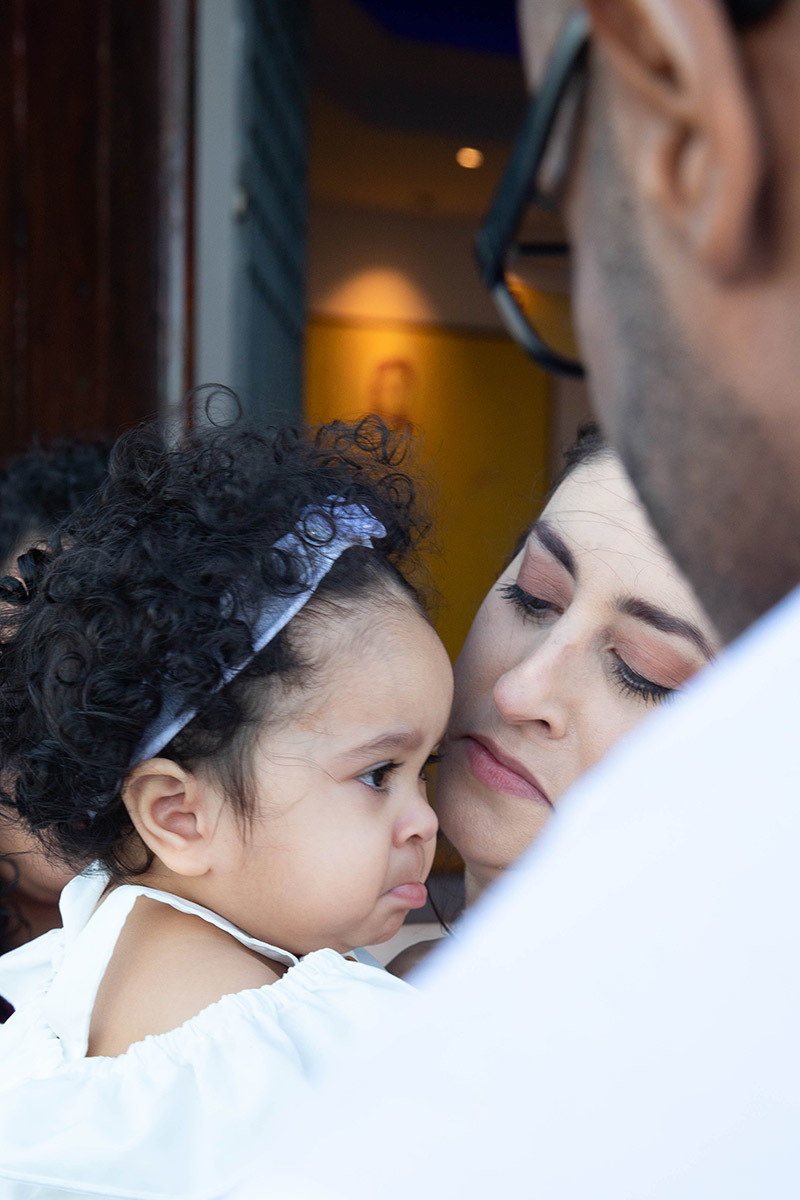 Batizado da Maria Cecília: Larissa com a Maria Cecília em frente a capela do  Corcovado, no Rio de Janeiro.