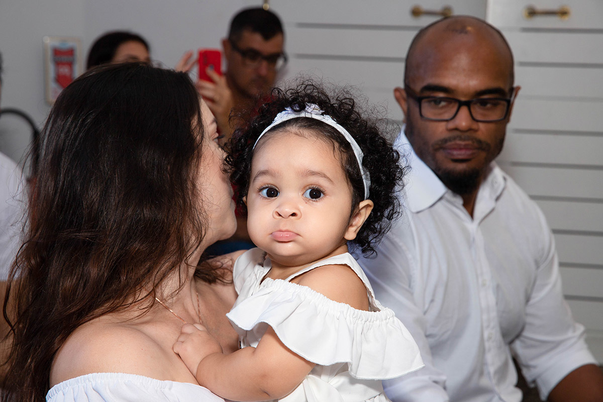 Batizado da Maria Cecília: Larissa com a Maria Cecília durante a cerimônia na capela do  Corcovado, no Rio de Janeiro.