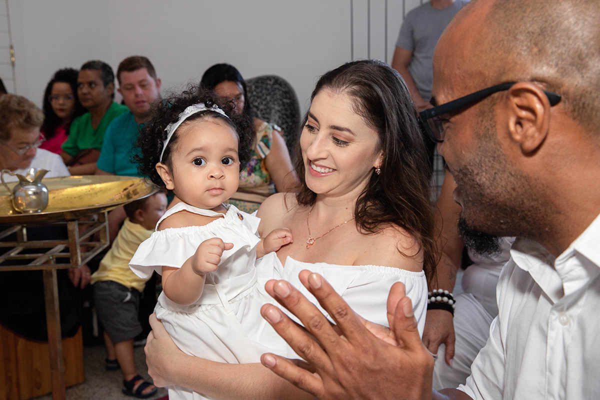 Batizado da Maria Cecília: Larissa com a Maria Cecília durante a cerimônia na capela do  Corcovado, no Rio de Janeiro.