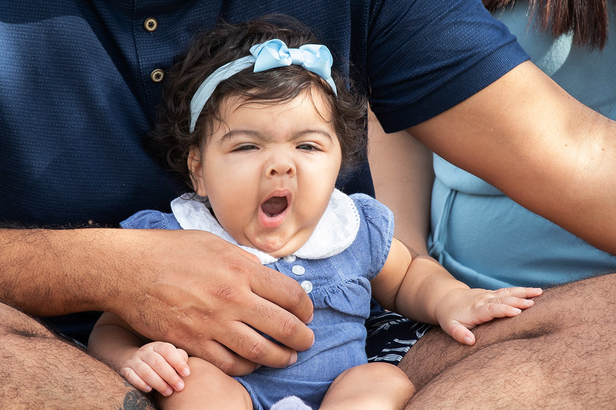 Ensaio de bebê: Ester bocejando no jardim no Rio de Janeiro.