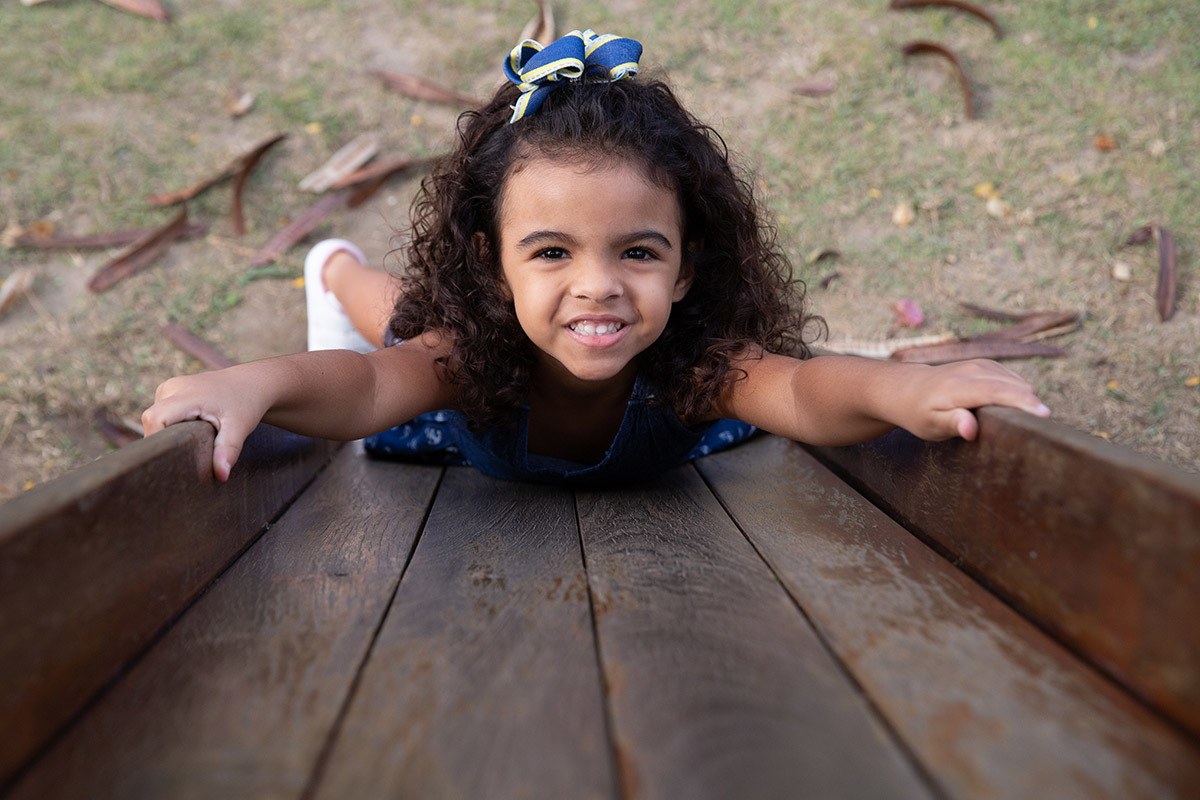 Ensaio de bebê: irmã da Ester brincando no escorrega no parquinho no Rio de Janeiro.