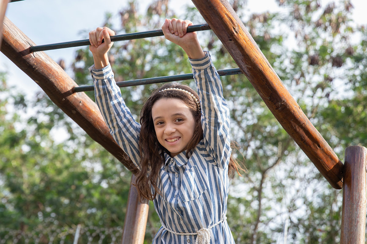 Ensaio de bebê: brincando no escorrega no parquinho no Rio de Janeiro.