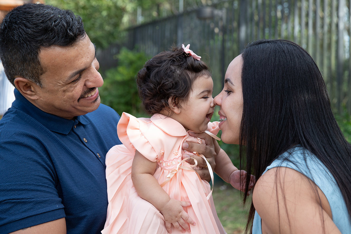 Ensaio de bebê: Ester com o pai e mãe  no jardim no Rio de Janeiro.
