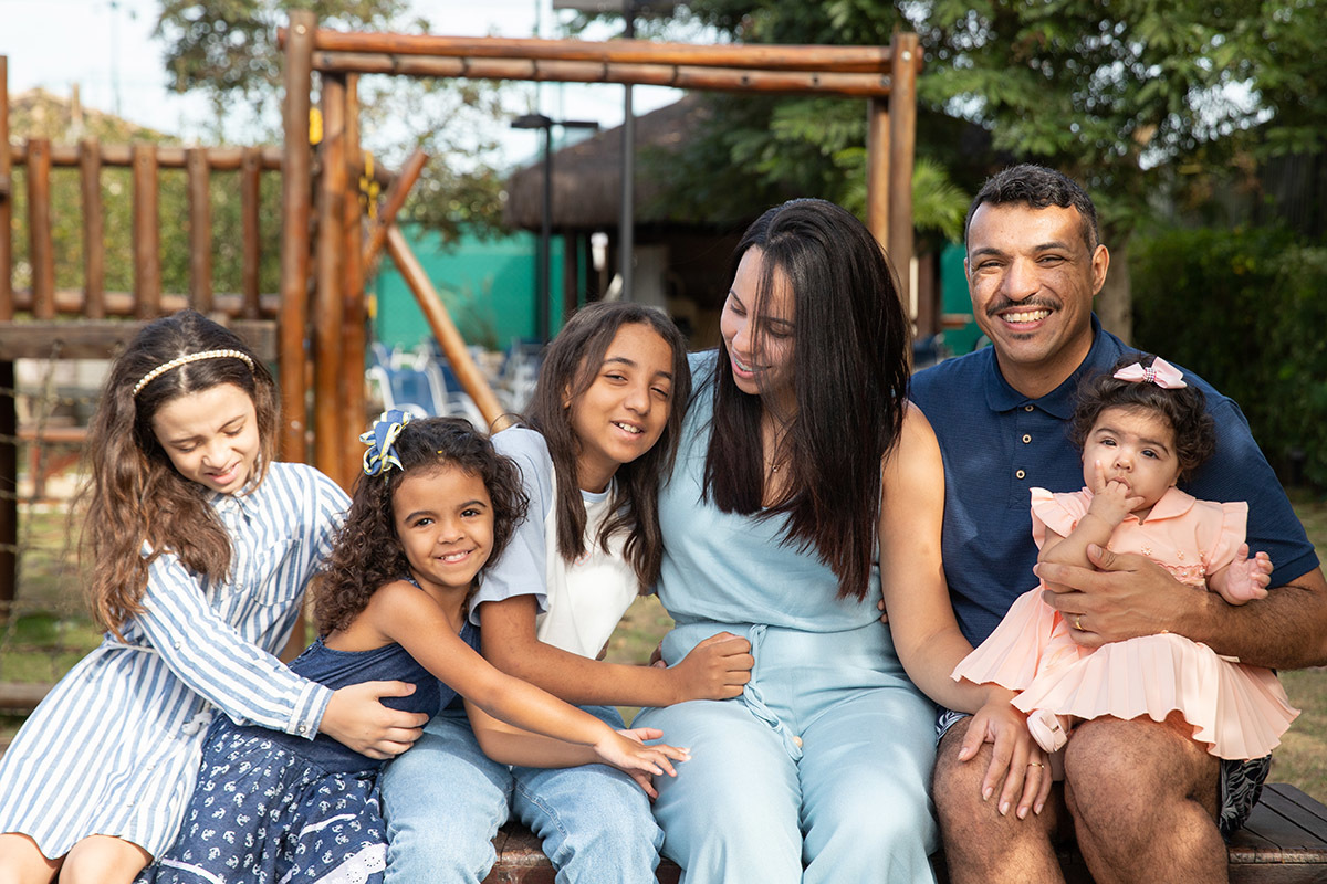 Ensaio de bebê: Ester com o pai, mãe e irmãs no parquinho no Rio de Janeiro.