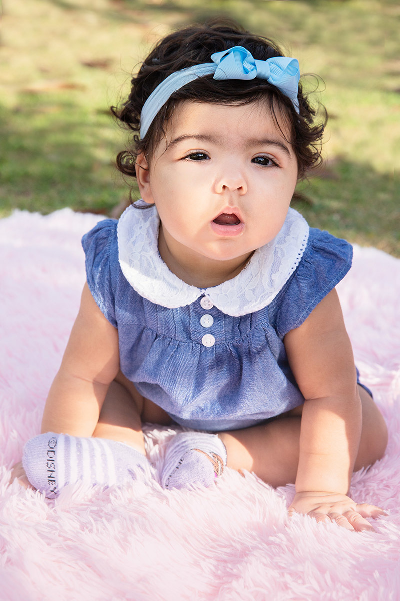 Ensaio de bebê: Ester no jardim no Rio de Janeiro.