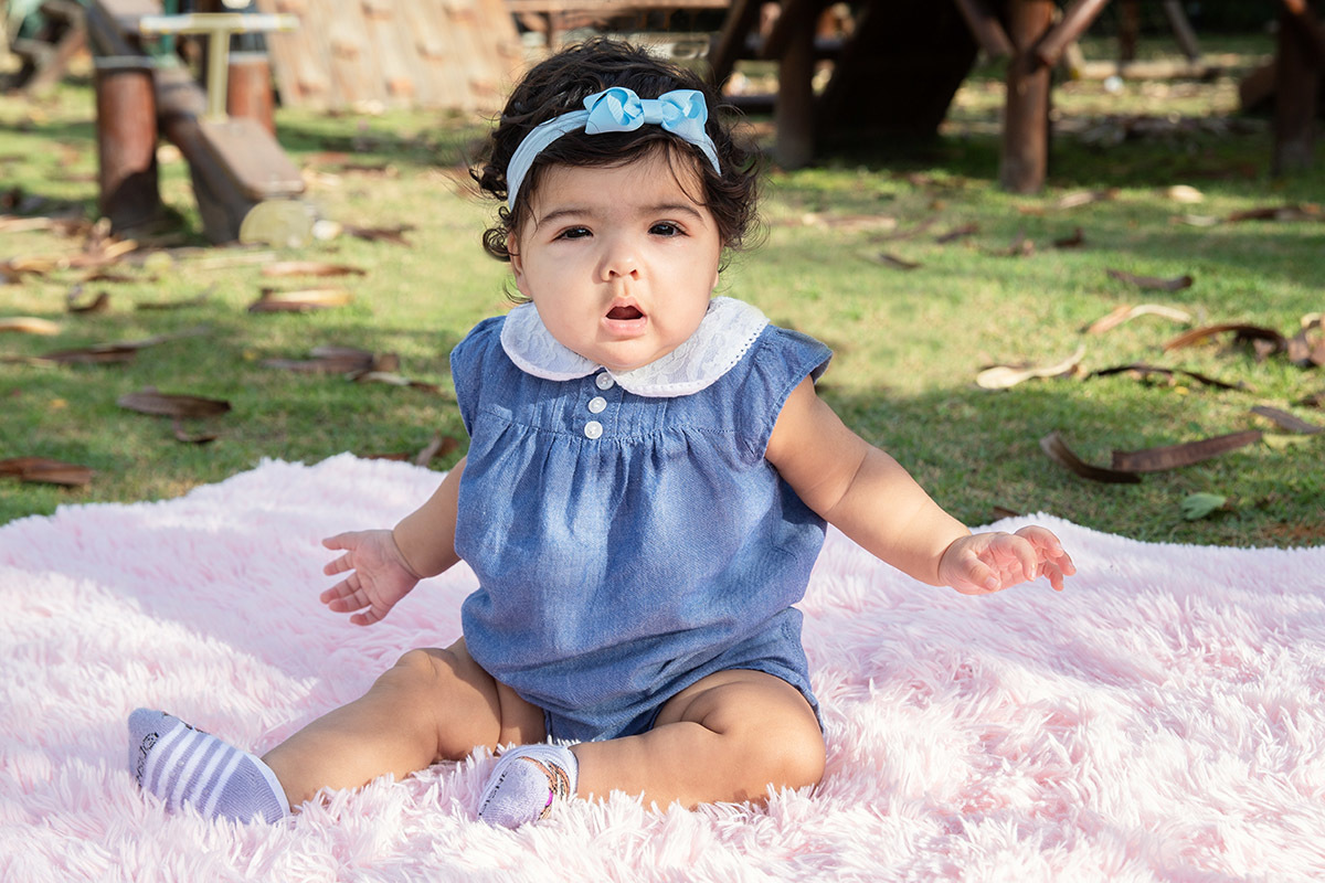 Ensaio de bebê: Ester no jardim no Rio de Janeiro.