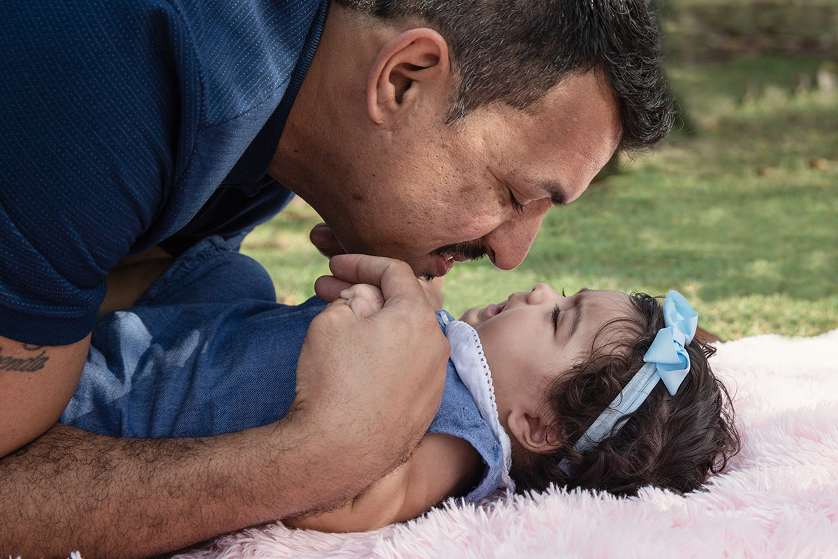 Ensaio de bebê: Ester com o pai no jardim no Rio de Janeiro.