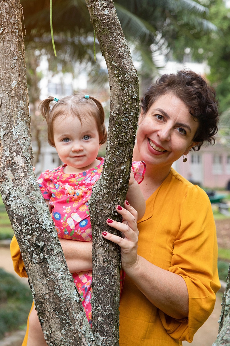 Ensaio de Família: Gaby no colo da Marta no jardim no Rio de Janeiro.
