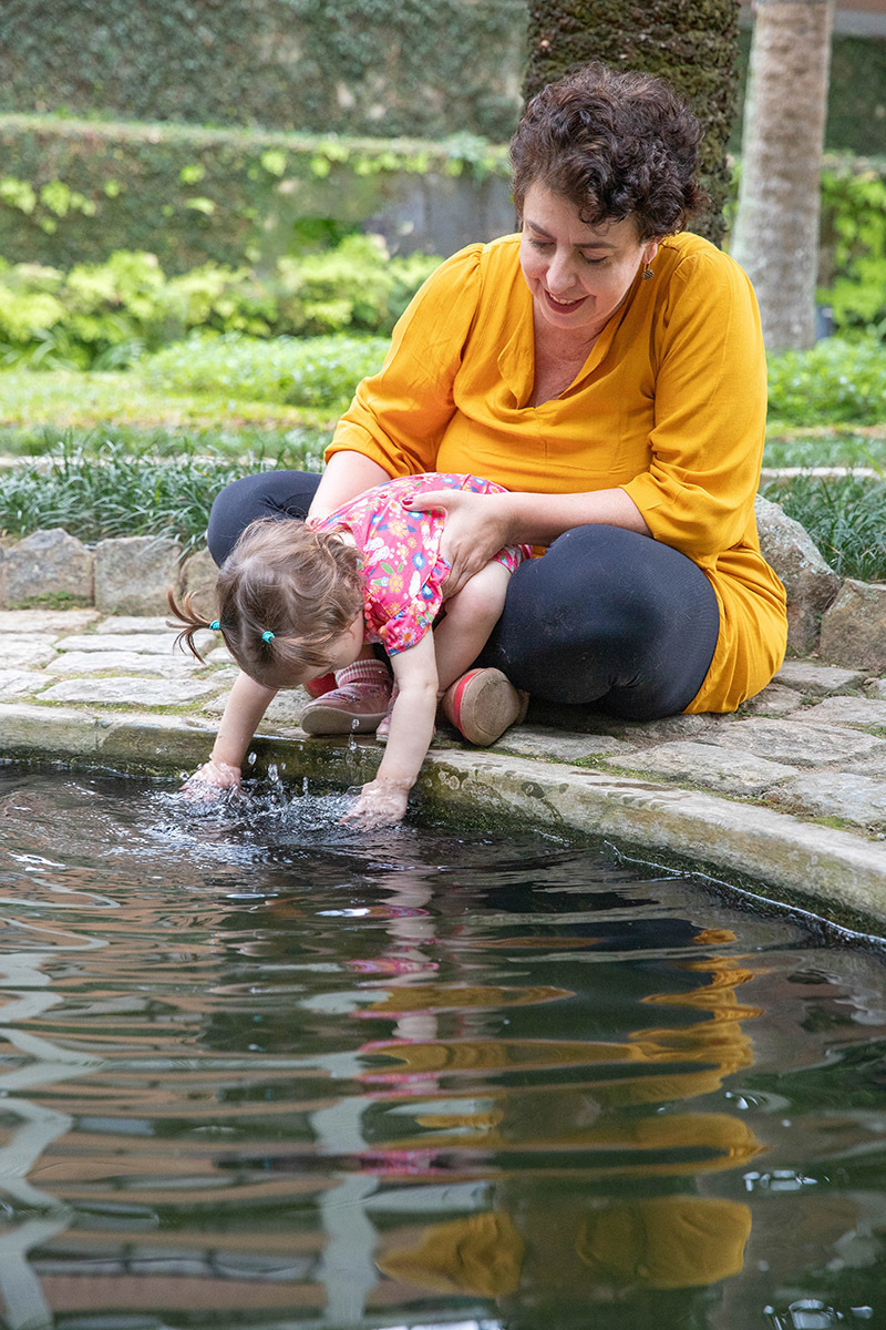 Ensaio de Família: Marta e Gaby brincando com a água no Rio de Janeiro.