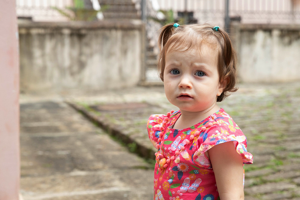 Ensaio de Família: Gaby chorando no jardim no Rio de Janeiro.