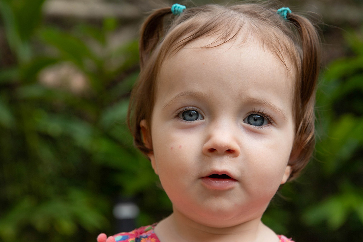 Ensaio de Família: Gaby no jardim no Rio de Janeiro.