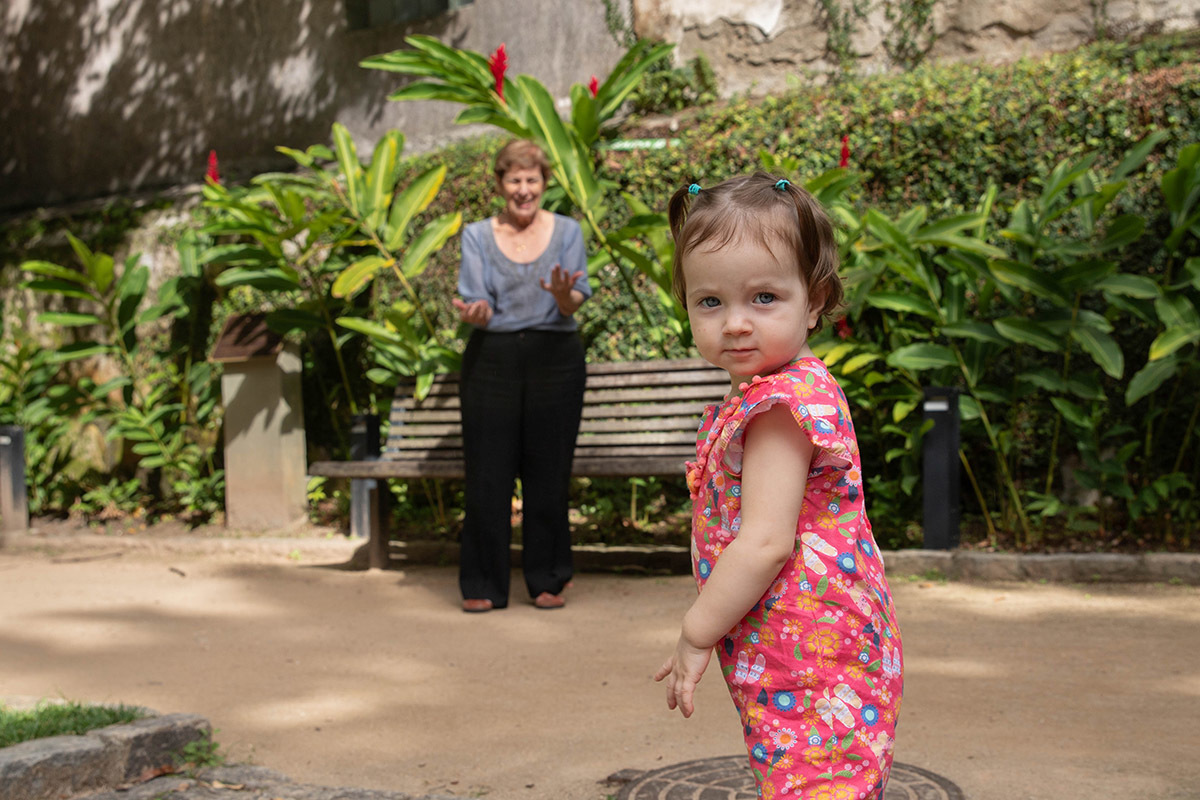 Ensaio de Família: Gaby no jardim no Rio de Janeiro.