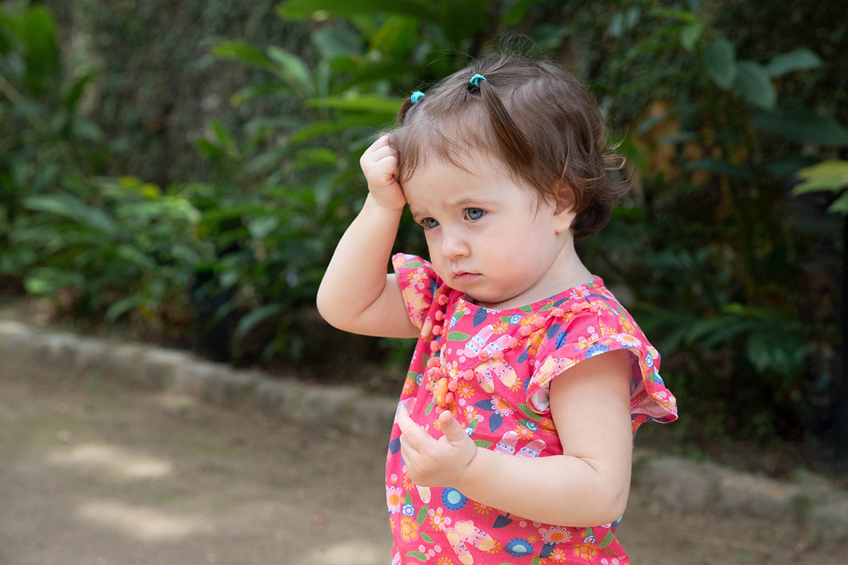Ensaio de Família: Gaby no jardim da Casa de Ruy Barbosa no Rio de Janeiro.