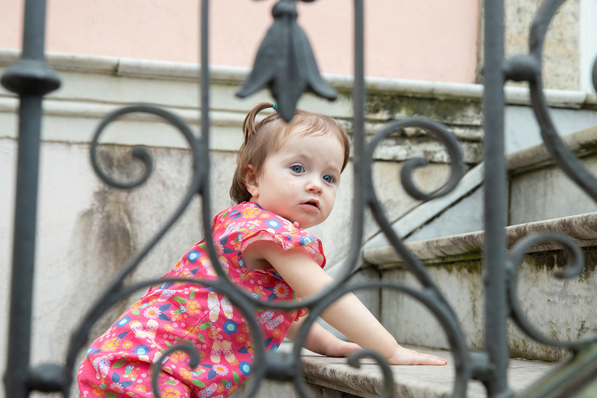 Ensaio de Família: Gaby na escada da Casa de Ruy Barbosa, Rio de Janeiro.
