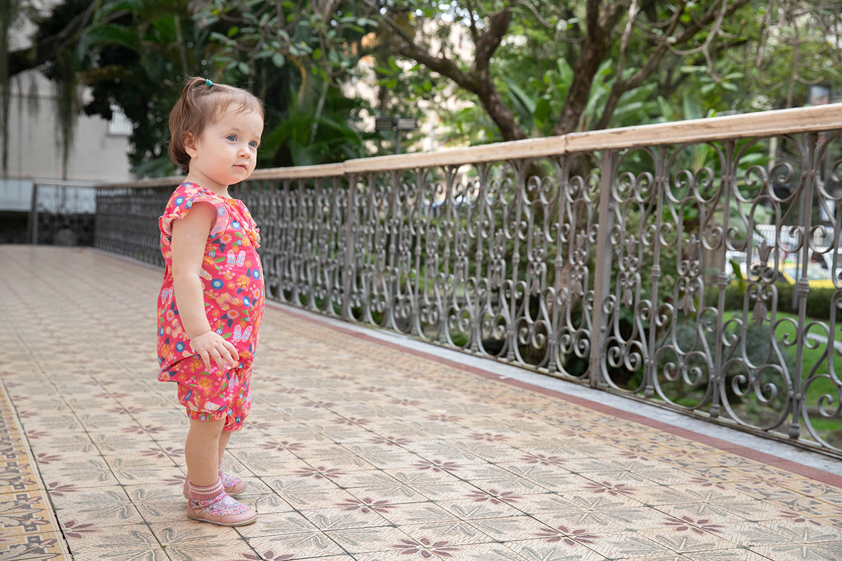 Ensaio de Família: Gaby na varanda da Casa de Ruy Barbosa, Rio de Janeiro.