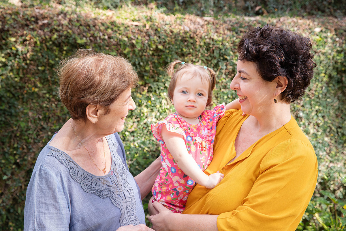 Ensaio de Família: Gaby no colo da Marta ao lado da avó no Rio de Janeiro.