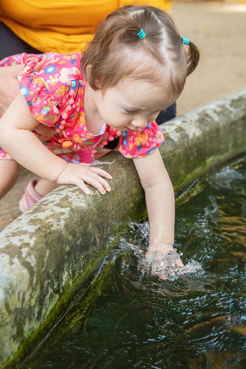 Ensaio de Família: Marta e Gaby brincando com a água no Rio de Janeiro.