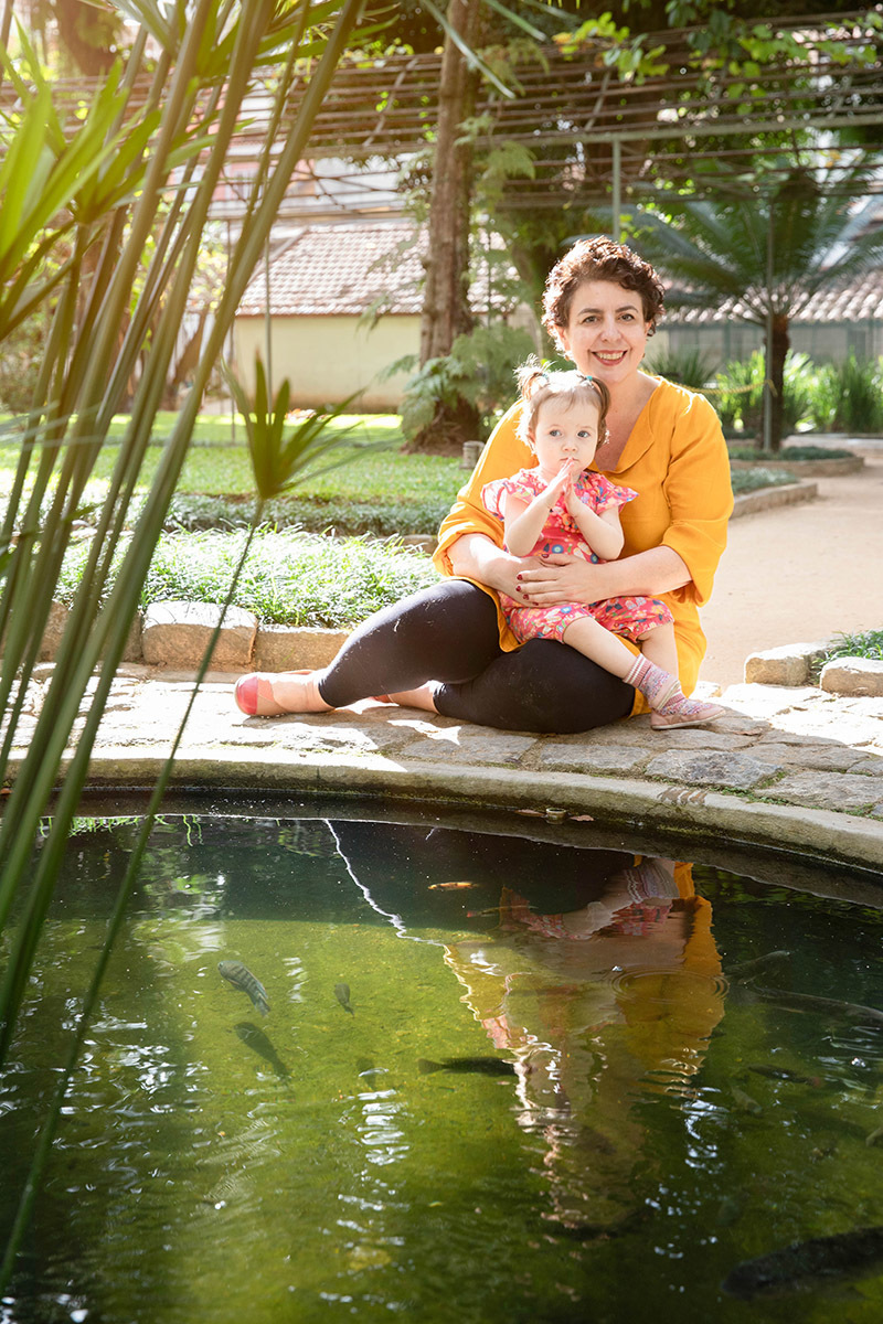 Ensaio de Família: Marta e Gaby em frente ao lago no Rio de Janeiro.