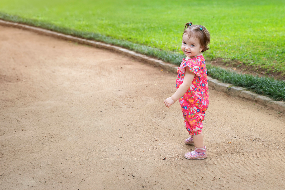 Ensaio de Família: Gaby sorrindo no jardim no Rio de Janeiro.
