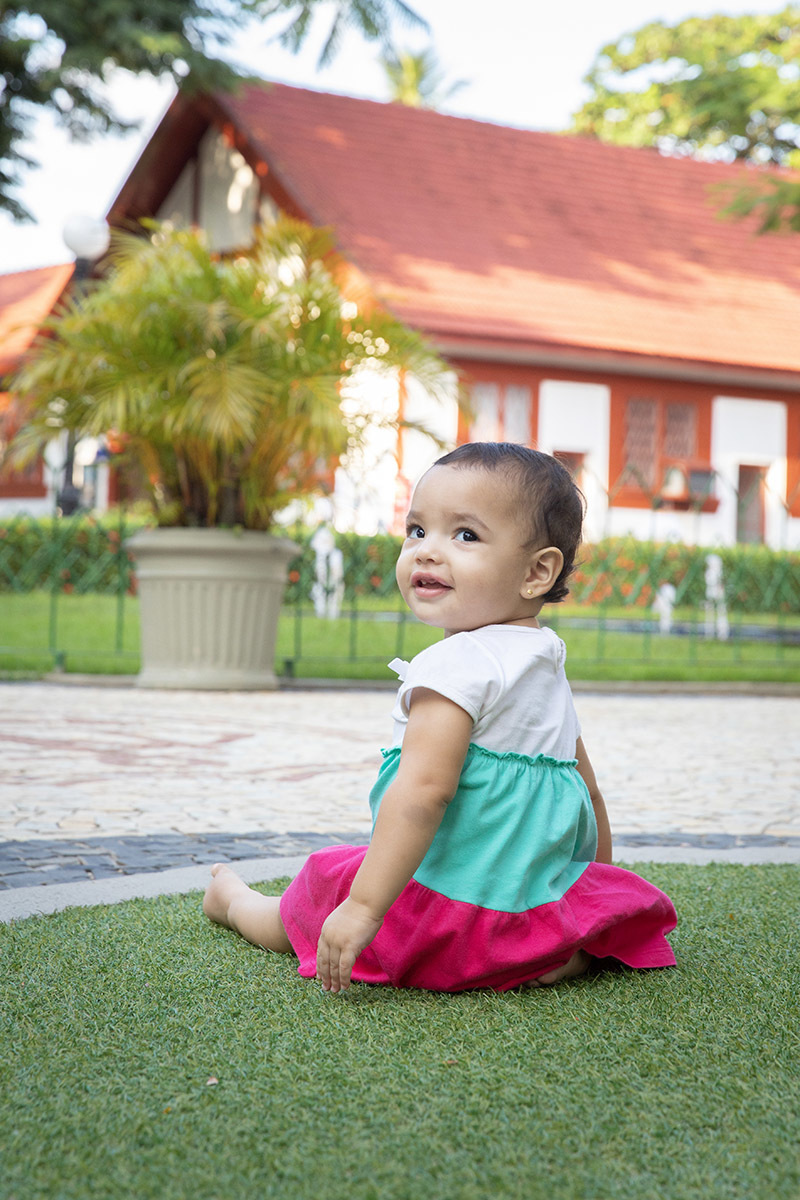 Ensaio de Família no Clube Piraquê: Laura brincando e sorrindo, no Rio de Janeiro.