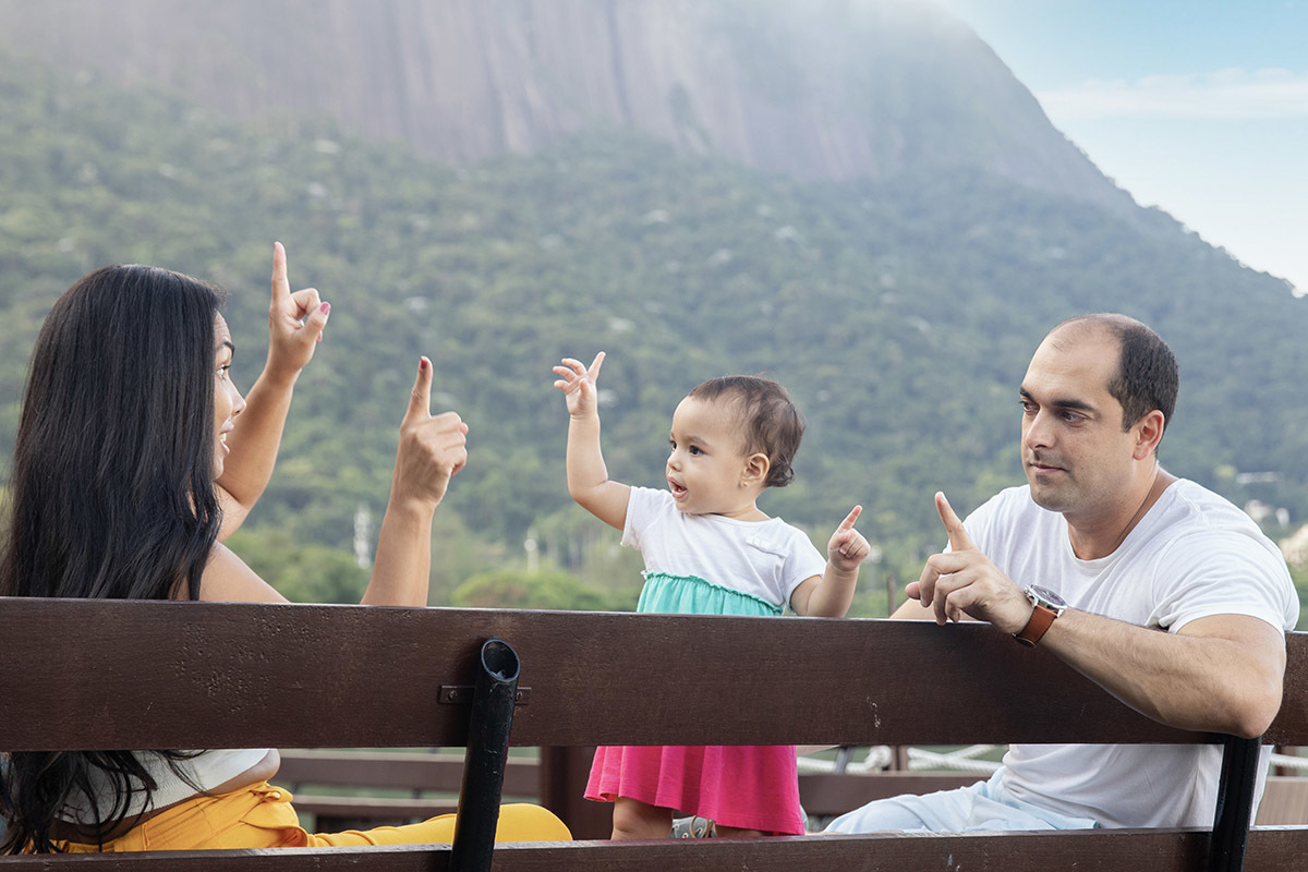 Ensaio de Família no Clube Piraquê: Laura brincando com os pais, no Rio de Janeiro.