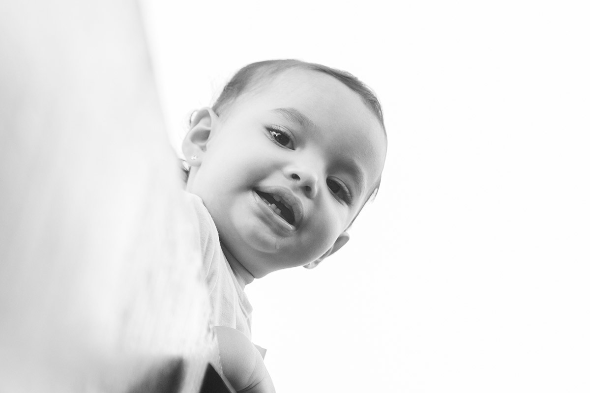 Ensaio de Família no Clube Piraquê: Laura olhando para a câmera, no Rio de Janeiro.