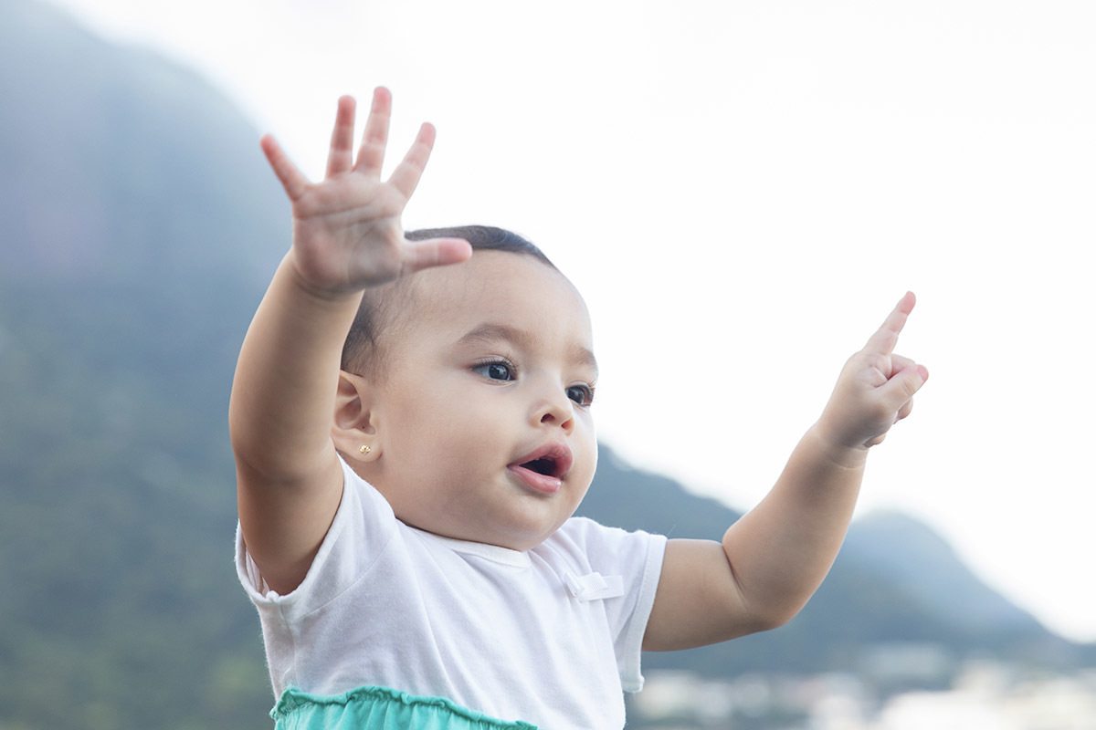 Ensaio de Família no Clube Piraquê: Laura brincando , no Rio de Janeiro.