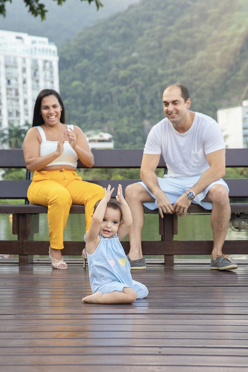 Ensaio de Família no Clube Piraquê: Laura brincando com os pais, no Rio de Janeiro.