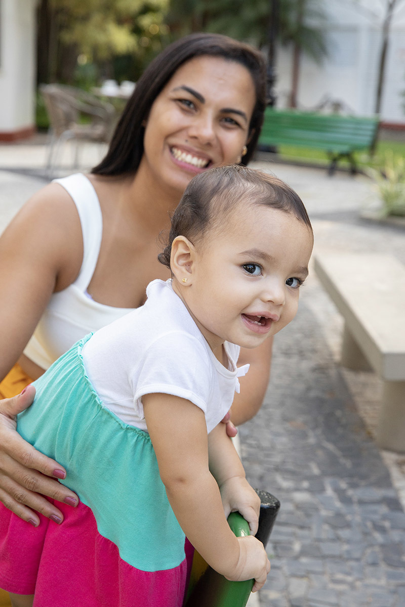 Ensaio de Família no Clube Piraquê: Laura brincando com a Mayra, no Rio de Janeiro.