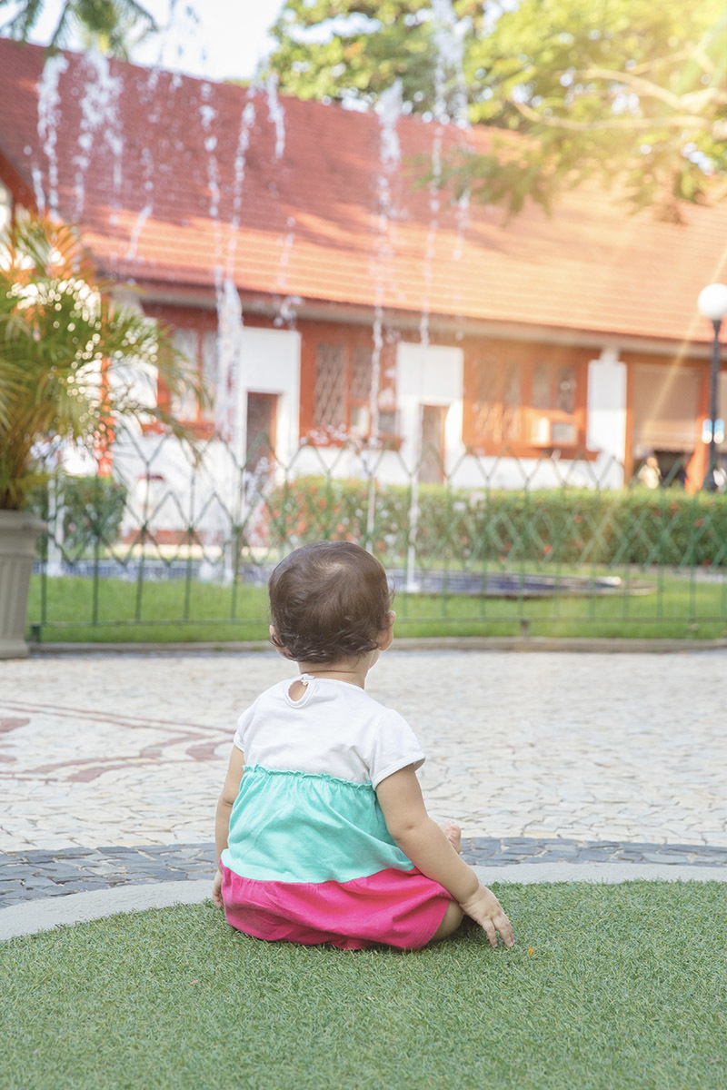Ensaio de Família no Clube Piraquê: Laura de costas, no Rio de Janeiro.