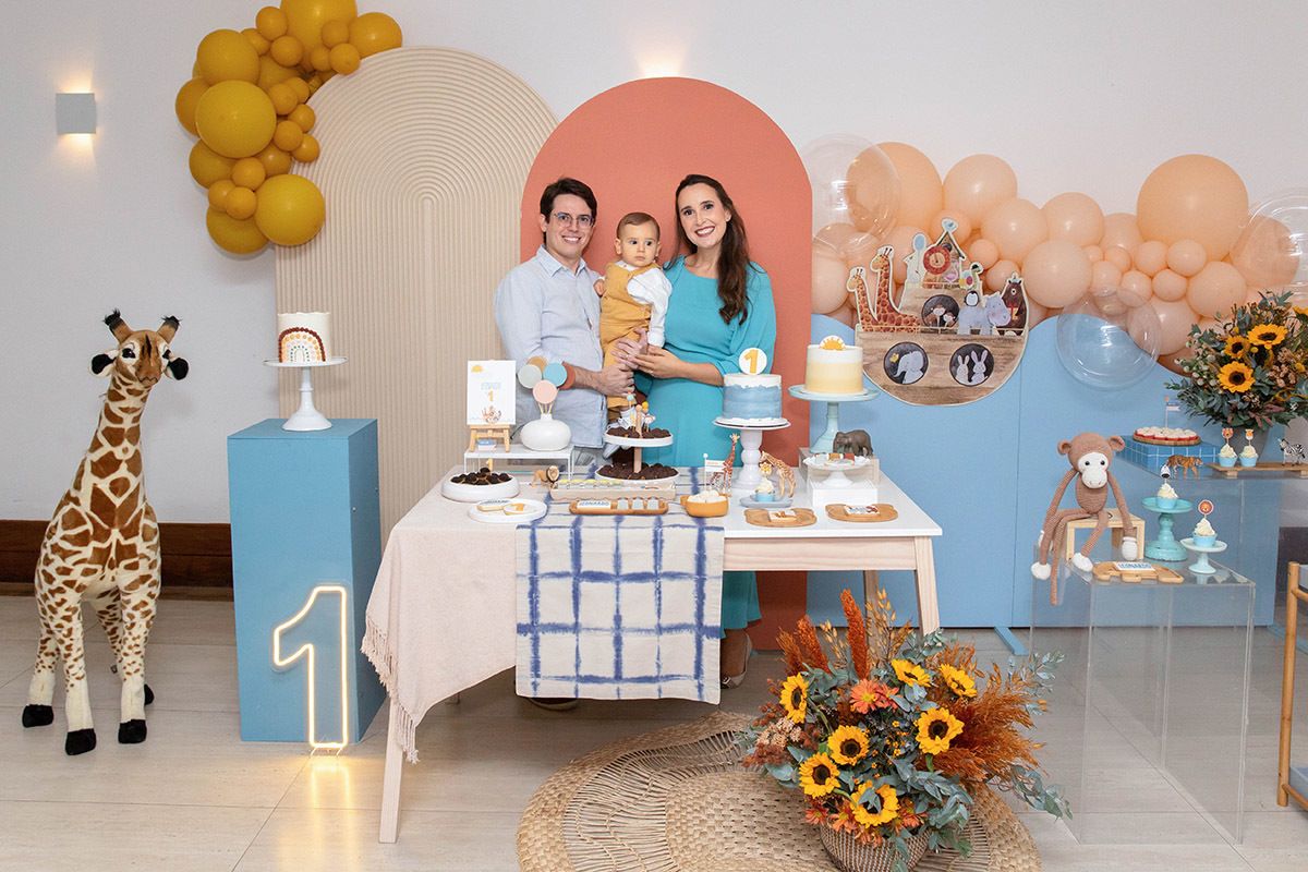 Festa de aniversário de 1 ano do Leonardo: Cris, Breno e Léo na mesa do bolo, no Rio de Janeiro.